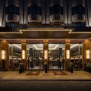 מלון Hilton Plaza ****